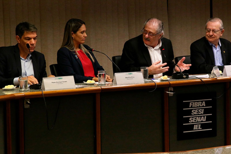 Jaqueline Silva articula parceria entre GDF e setor produtivo para estimular compras públicas de empresas do DF