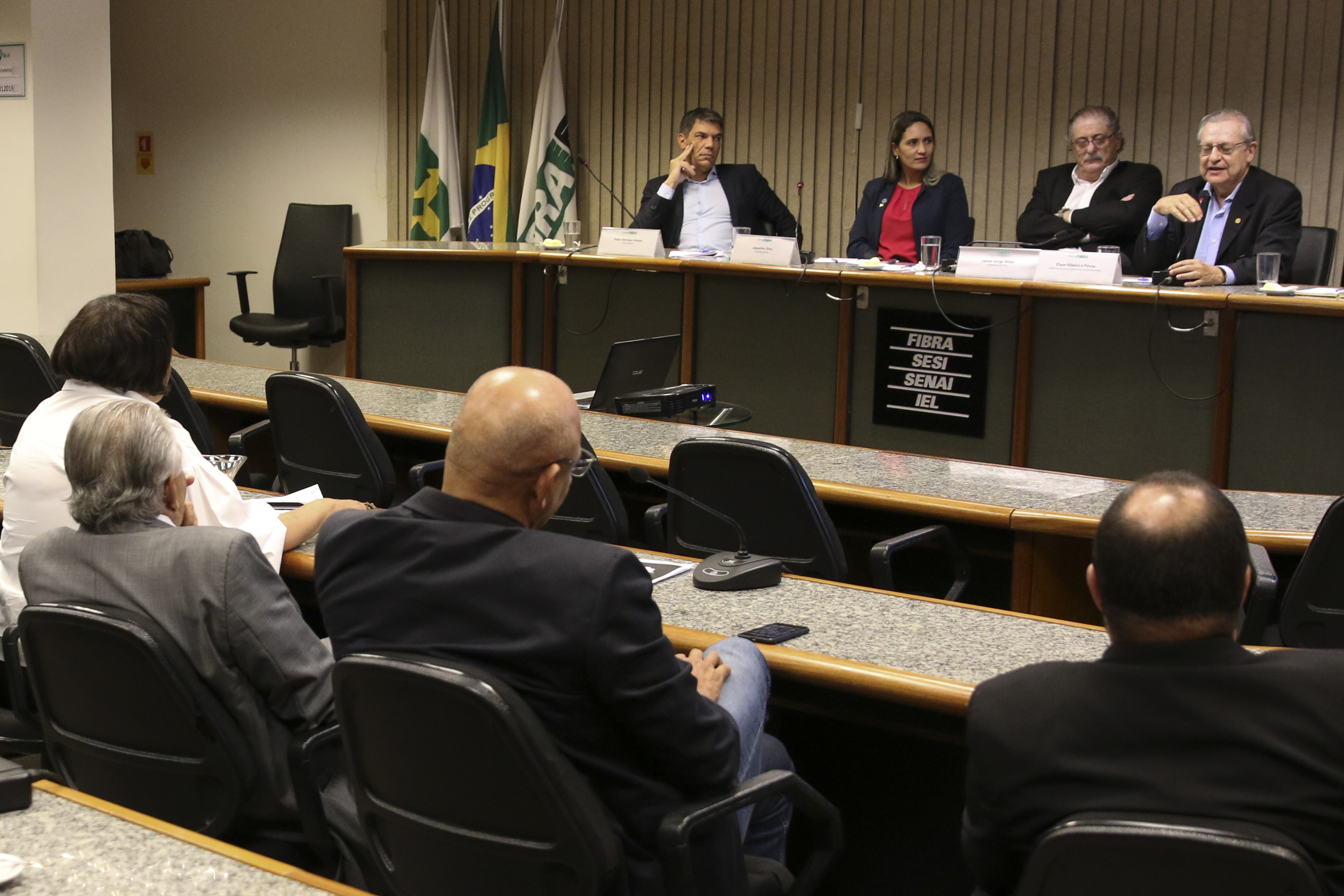 Edifício-sede da Fibra, SIA, Brasília, DF, Brasil 5/4/2019 Foto: Nilson Carvalho/Sistema Fibra.

A deputada distrital Jaqueline Silva (PTB) esteve na Federação das Indústrias do Distrito Federal (Fibra) na quinta-feira, 4 de abril, para ouvir diretores e técnicos da entidade sobre os entraves ao desenvolvimento do setor. A reunião ocorreu a pedido da parlamentar.

Veja a matéria no site da Fibra: https://www.sistemafibra.org.br/fibra/sala-de-imprensa/noticias/1969-deputada-jaqueline-silva-quer-promover-debate-sobre-compras-governamentais