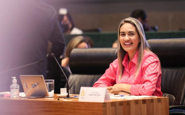  Jaqueline Silva apresenta ações em defesa das mulheres