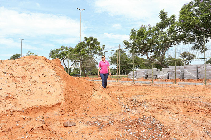 Construção da quadra de areia na Praça Central de Santa Maria avança