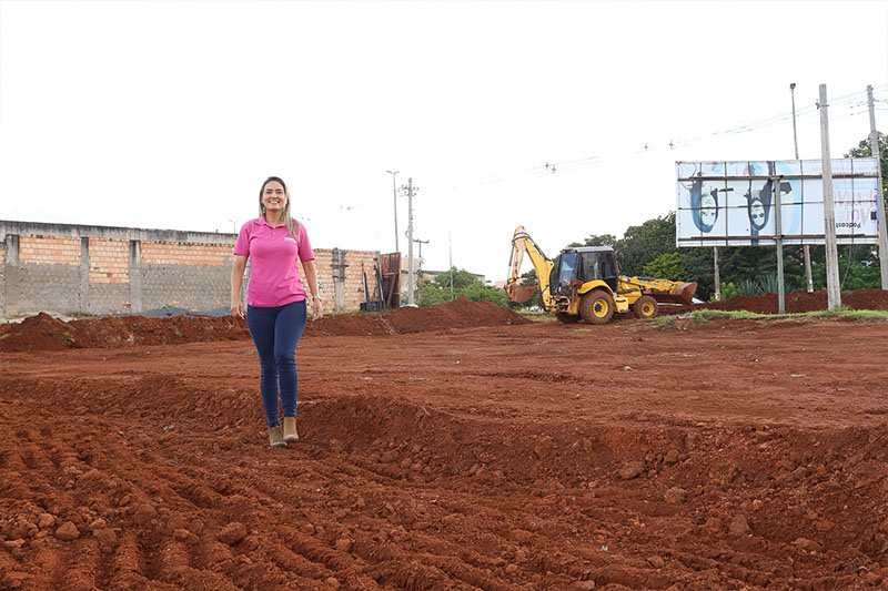 Construção de estacionamento na QR 100 de Santa Maria