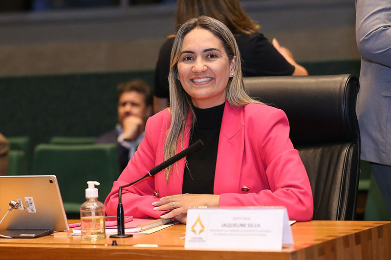 Piso da praça de alimentação do Shopping Popular do Gama passa por reforma